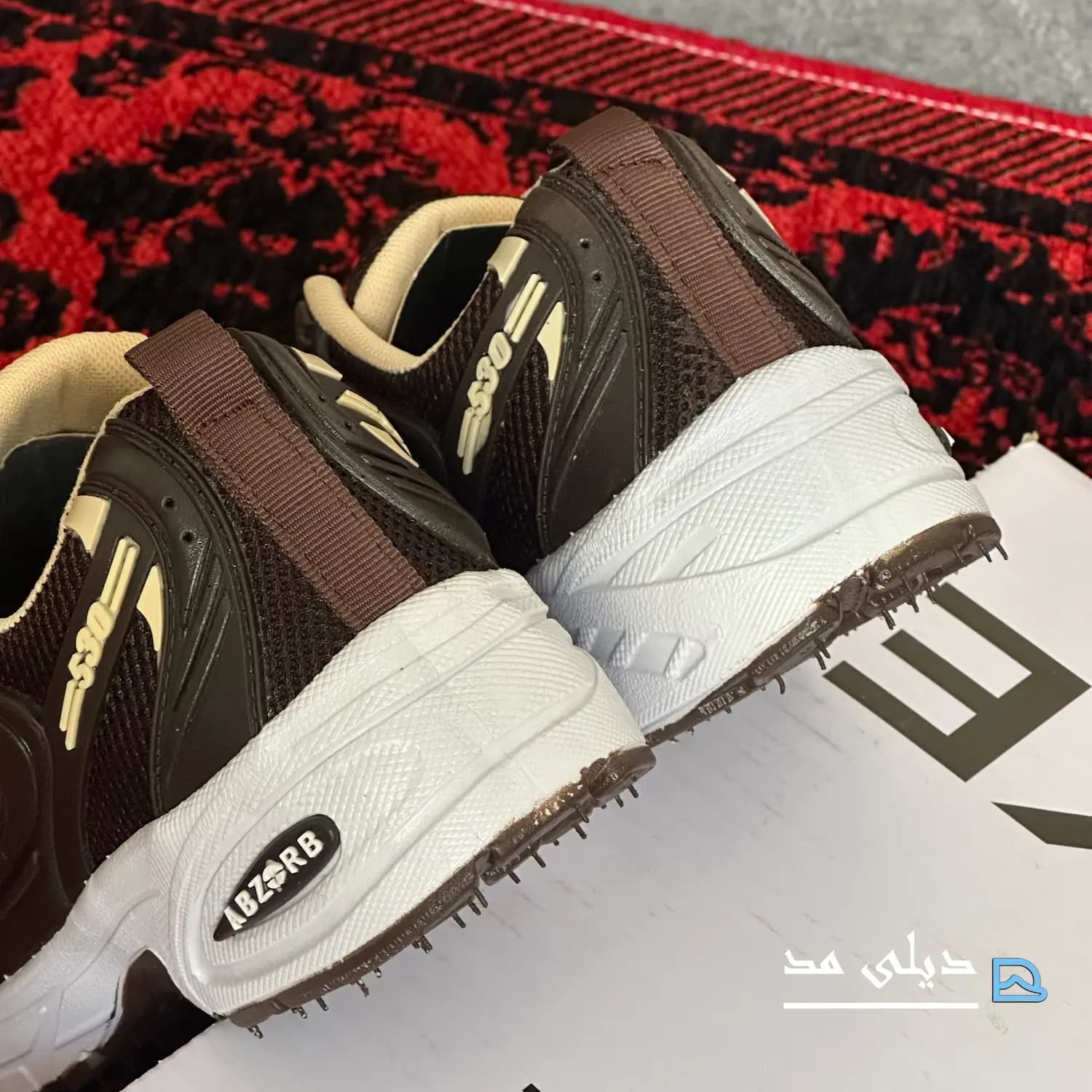 کتانی زنانه نیوبالانس 530 قهوه ای کرم سفید | newbalance 530 — تصویر ۹