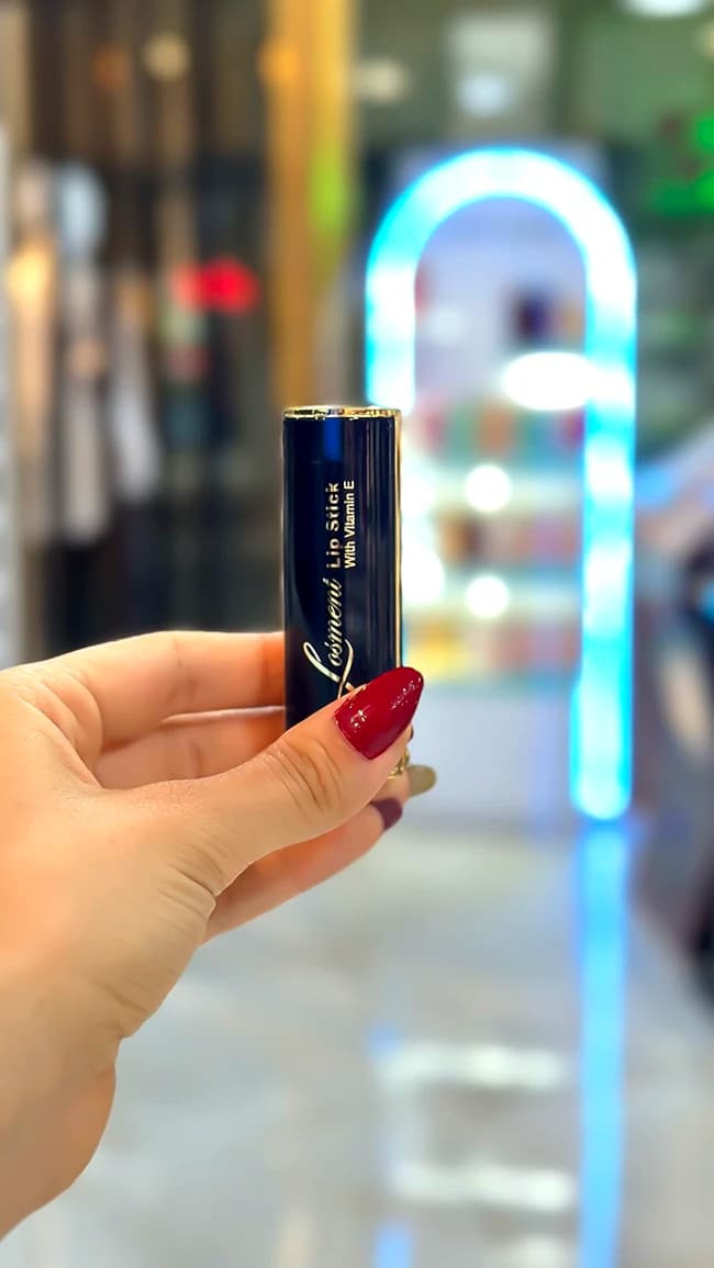 رژ لب جامد مات لوسمنت شماره L458 با جلوه مخملی و ماندگاری بالا — تصویر ۳