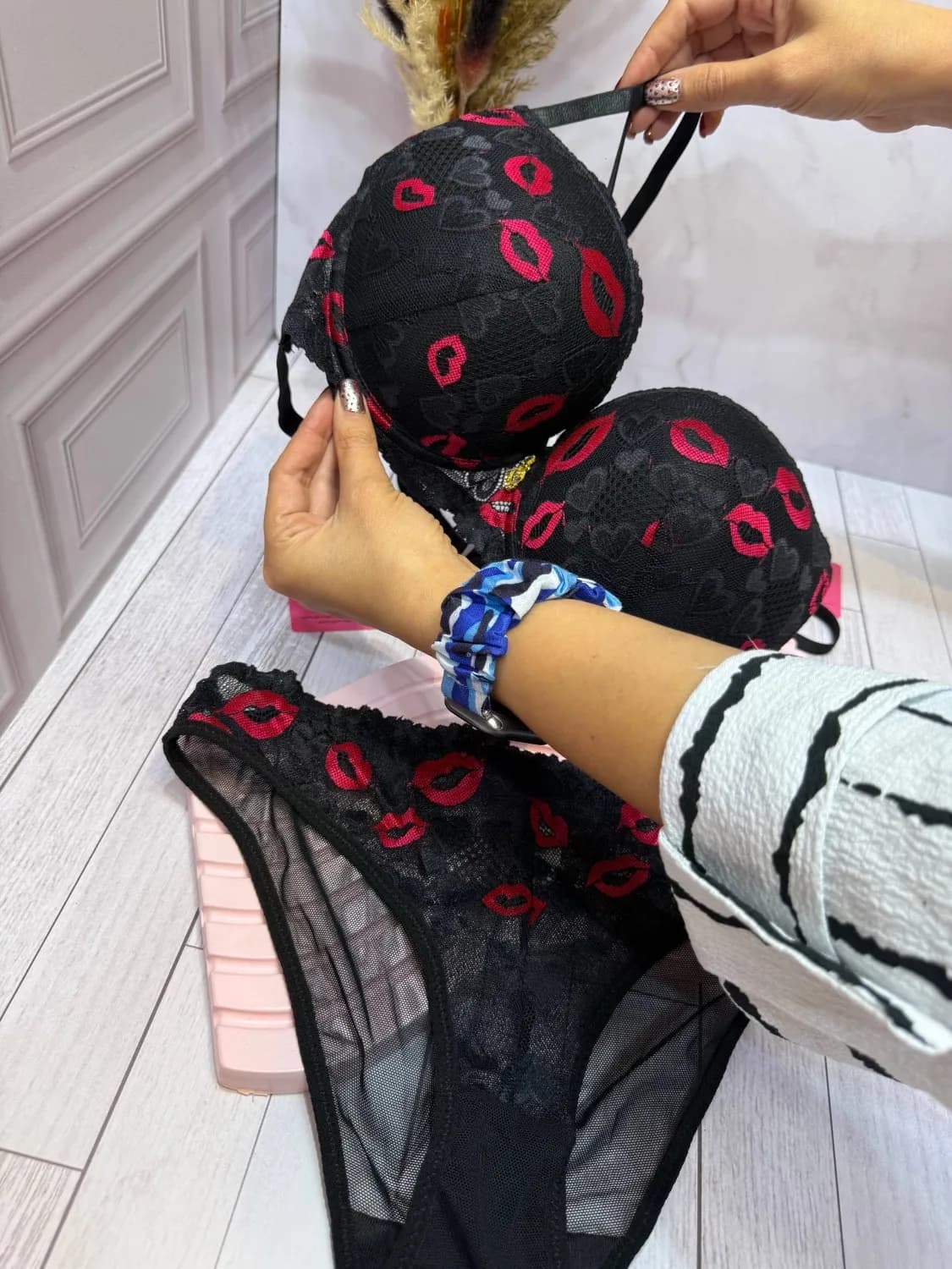 ست شورت و سوتین اسفنجی نیم جک فنردار هارنس طرح بوسه — تصویر ۴