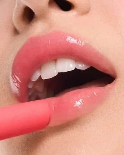 بالم حجم دهنده لب MoistureGlow™ میکاپ بای ماریو — تصویر ۳