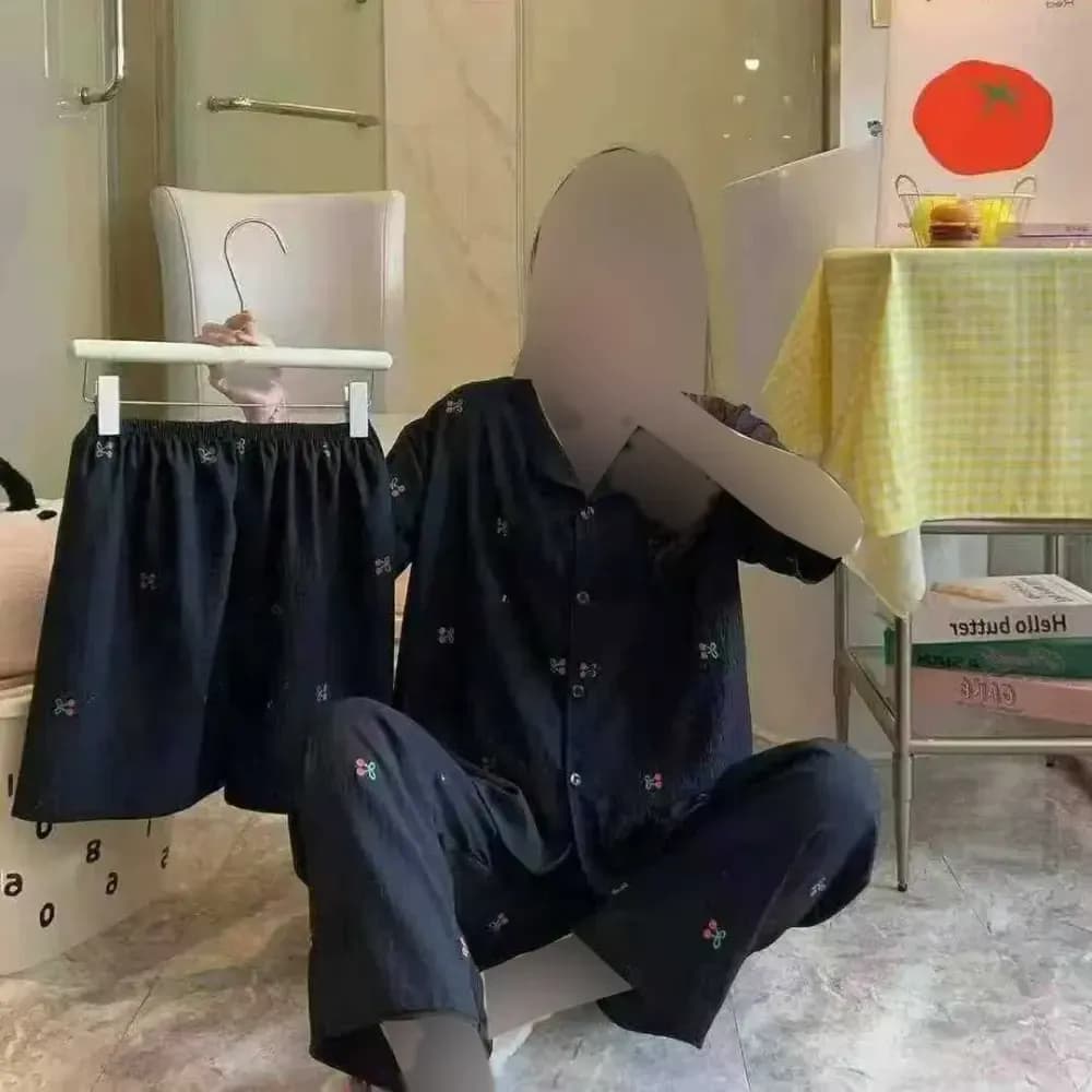 ست بلوز شلوار و شلوارک وارداتی 3 تیکه مشکی طرح گیلاس جنس کریشه فری سایز — تصویر ۲