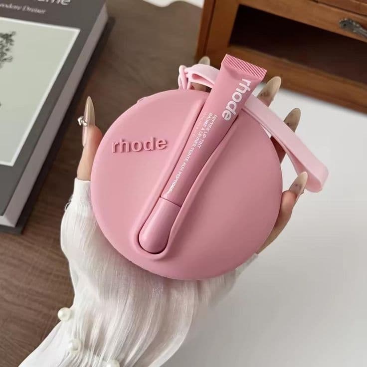 کیف لوازم آرایشی مدل rhode به همراه رژ لب — تصویر ۴