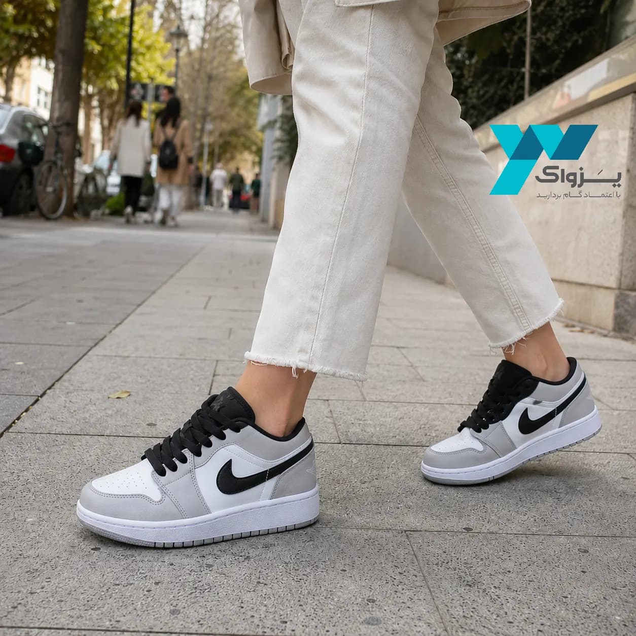 کتونی زنانه جردن وان (Jordan 1 Low) طوسی سفید — تصویر ۳