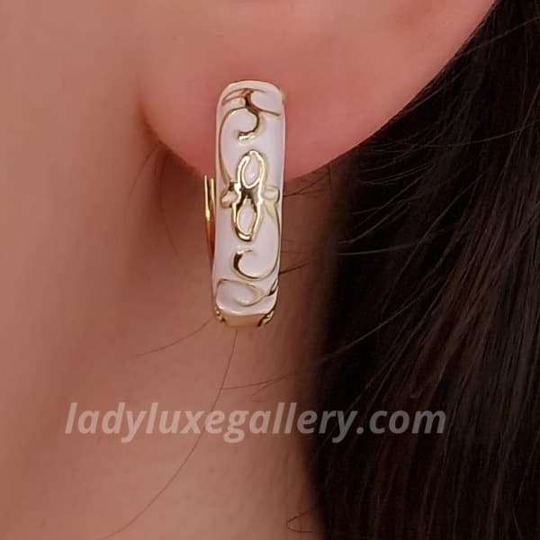 گوشواره میناکاری حلقه‌ای سفید-طلایی — تصویر ۳