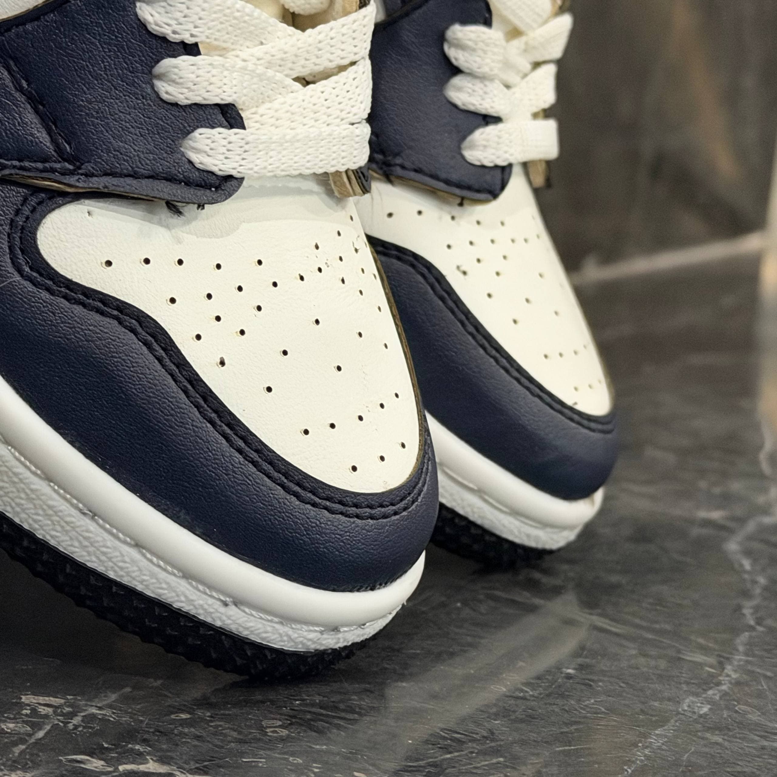 کفش کتانی بچگانه نایک جردن 1 ساقدار سفید سرمه ای Nike Jordan 1 — تصویر ۳