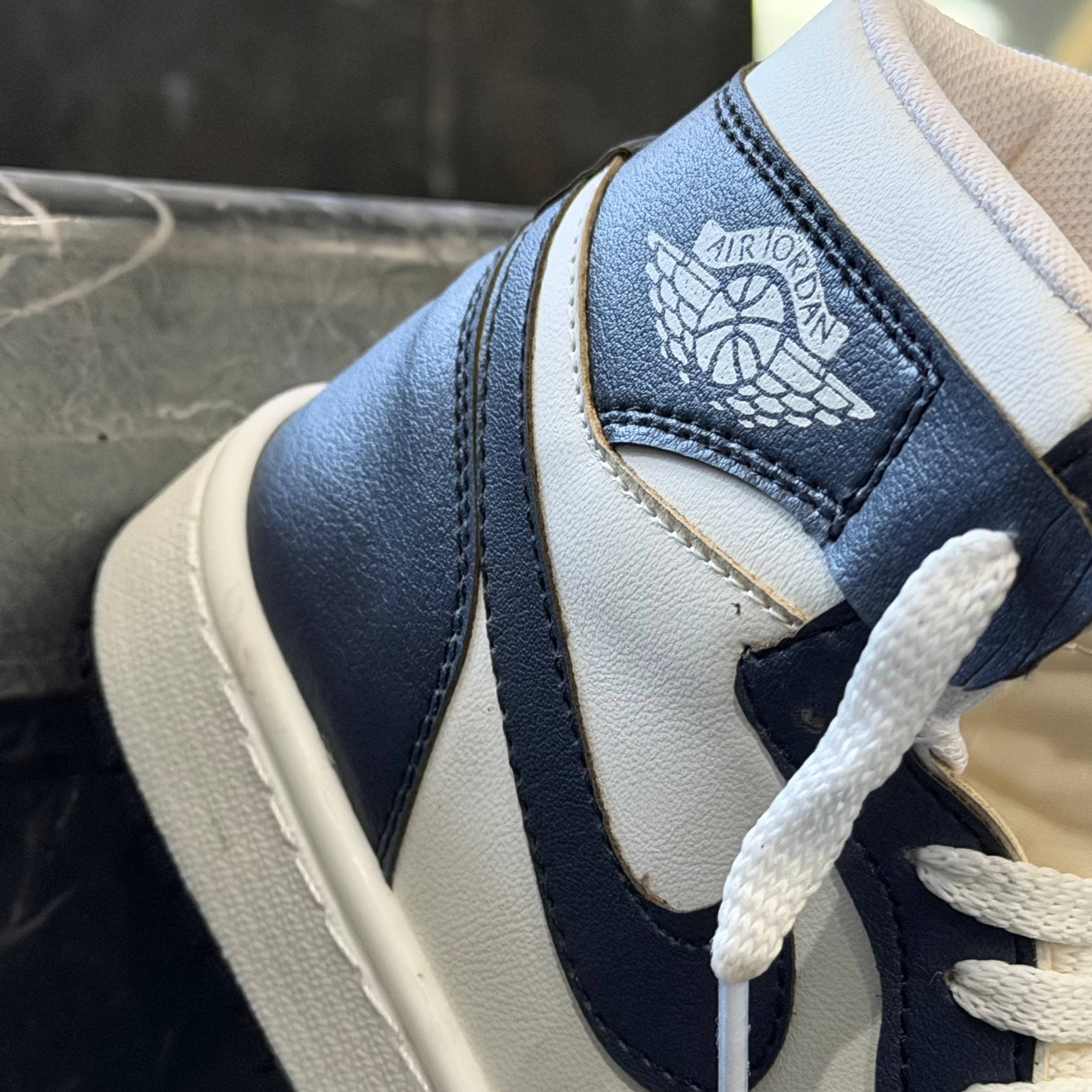 کفش کتانی بچگانه نایک جردن 1 ساقدار سفید سرمه ای Nike Jordan 1 — تصویر ۴