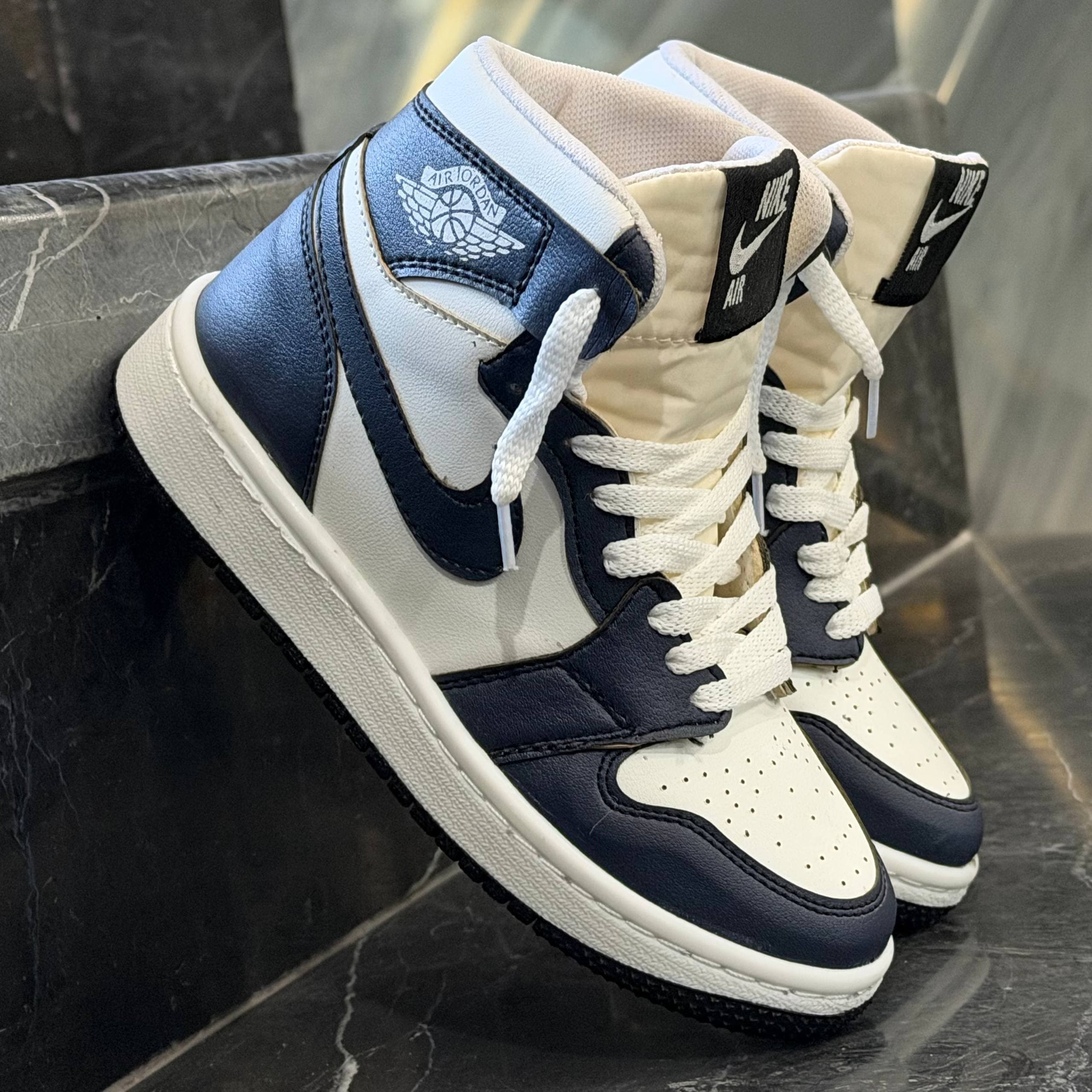 کفش کتانی بچگانه نایک جردن 1 ساقدار سفید سرمه ای Nike Jordan 1 — تصویر ۲
