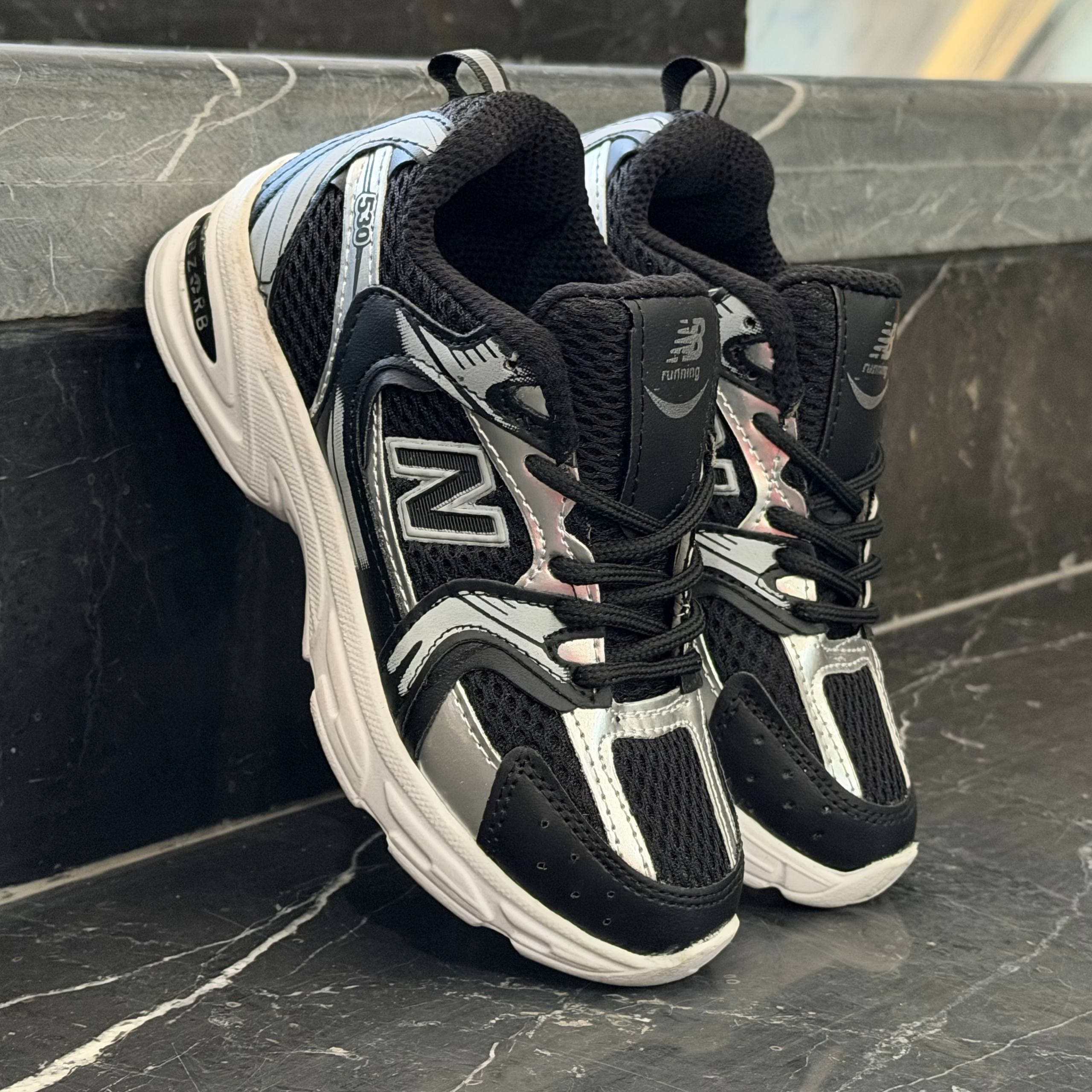 کفش کتانی نیوبالانس 530 بچگانه مشکی زیره سفید NEW BALANCE 530