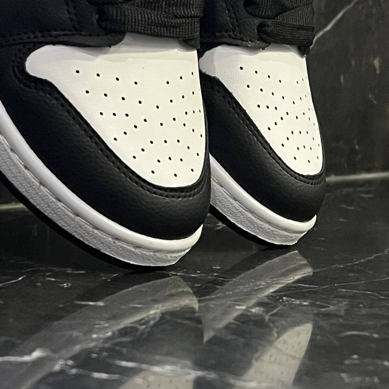 کفش کتانی زنانه نایک جردن 1 مشکی سفید طوسی Nike Jordan 1 — تصویر ۵