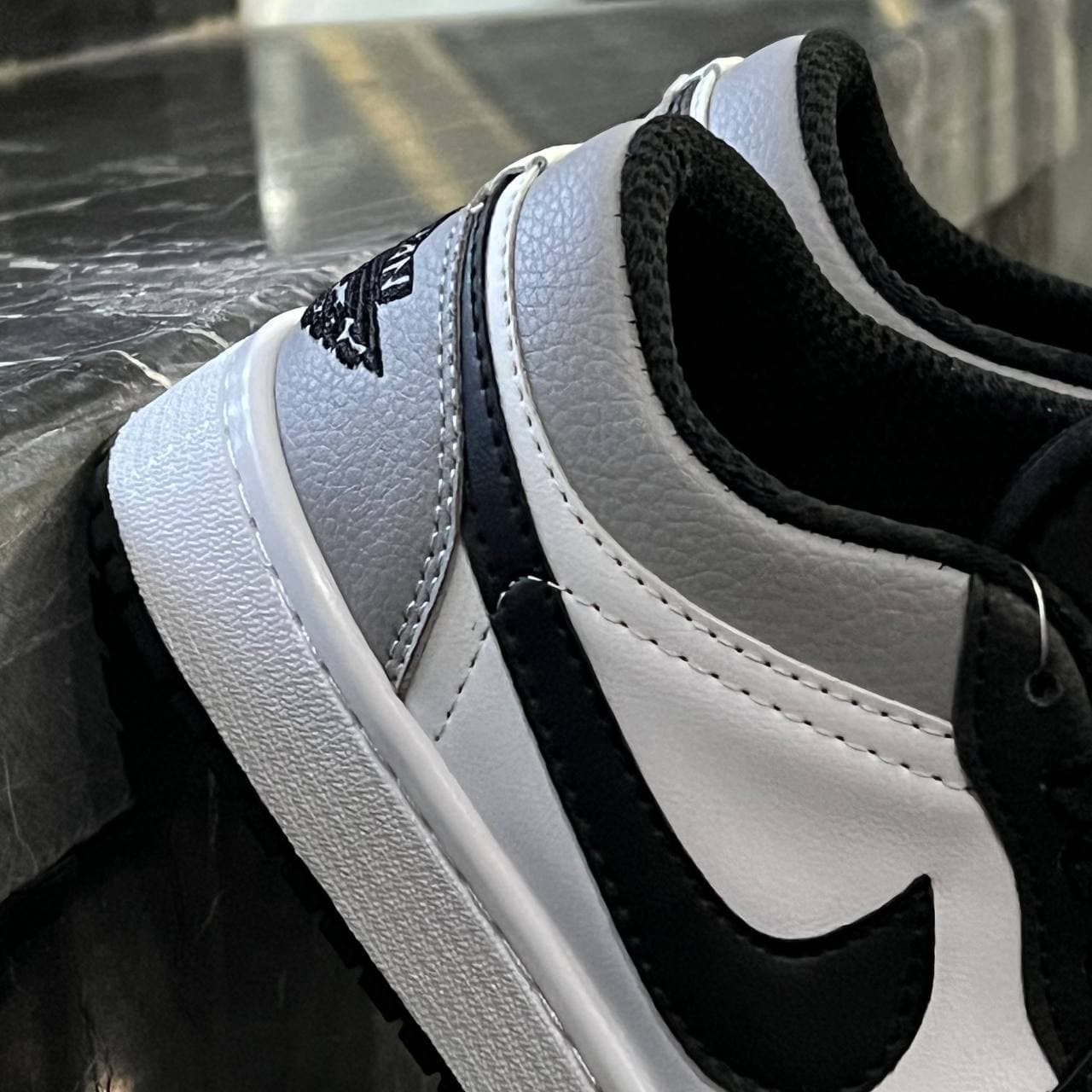 کفش کتانی زنانه نایک جردن 1 مشکی سفید طوسی Nike Jordan 1 — تصویر ۴
