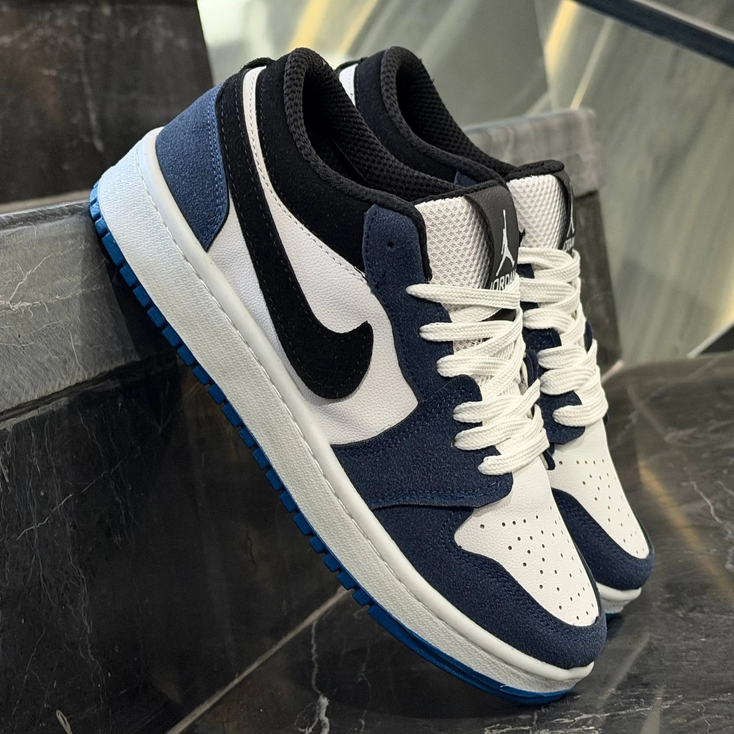 کفش کتانی زنانه نایک جردن 1 سفید سرمه ای Nike Jordan 1 — تصویر ۹