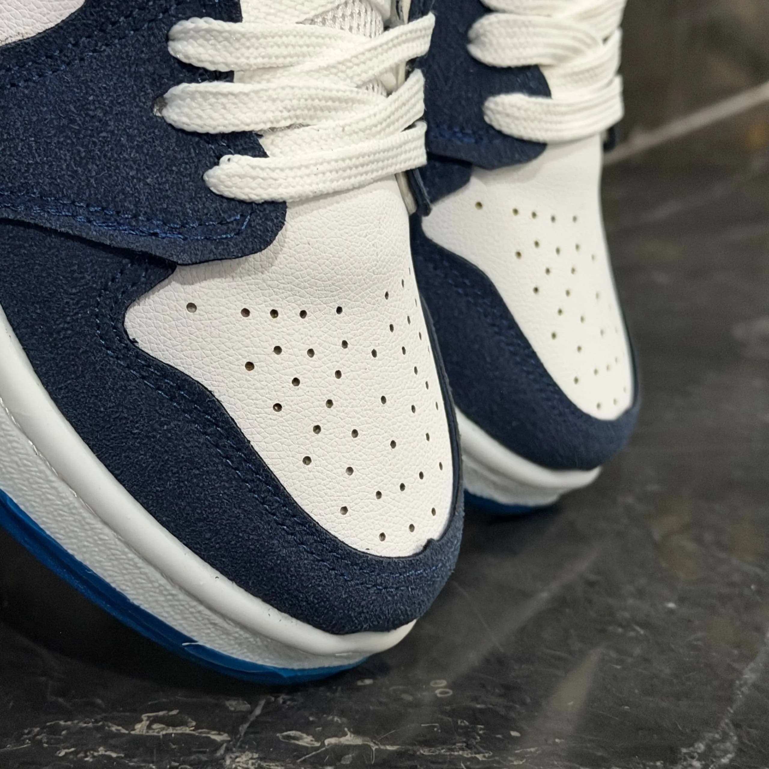 کفش کتانی زنانه نایک جردن 1 سفید سرمه ای Nike Jordan 1 — تصویر ۱۱