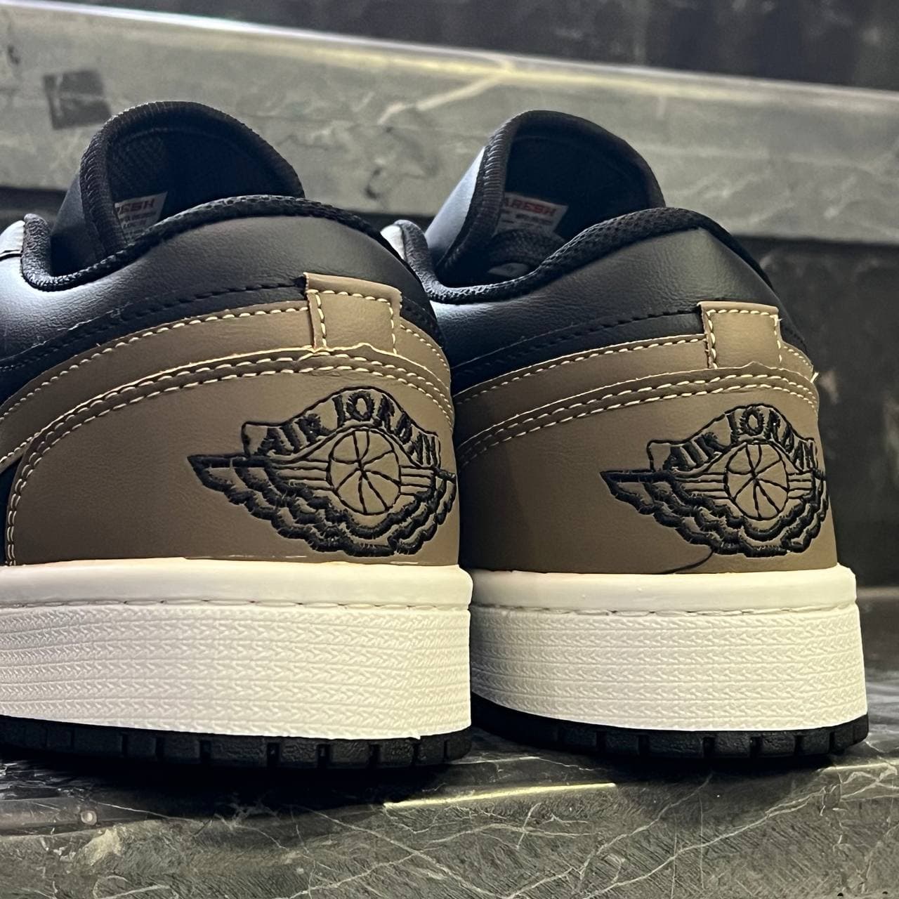 کفش کتانی مردانه نایک جردن 1 مشکی بژ Nike Jordan 1 — تصویر ۳