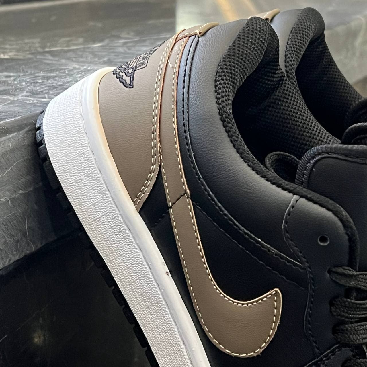 کفش کتانی مردانه نایک جردن 1 مشکی بژ Nike Jordan 1 — تصویر ۴
