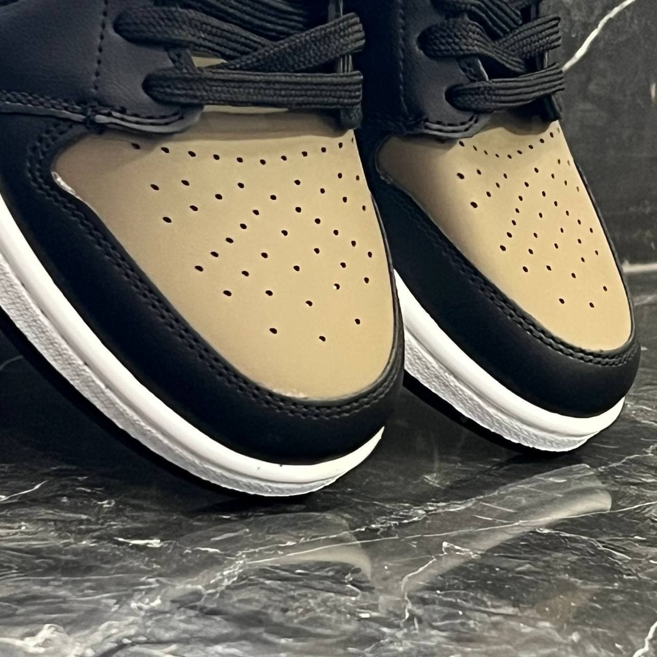 کفش کتانی مردانه نایک جردن 1 مشکی بژ Nike Jordan 1 — تصویر ۵