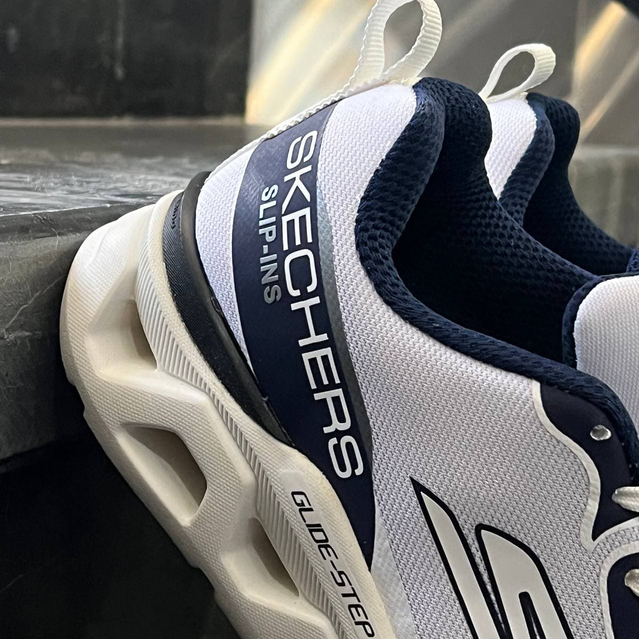 کفش کتانی مردانه اسکیچرز سفید سرمه ای SKECHERS — تصویر ۴