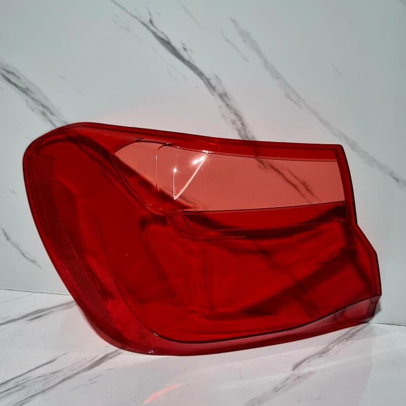 طلق چراغ خطر عقب بی ام و BMW سری 7 کد اتاق G12 مدل 2016 تا 2018 قطعه روی گلگیر