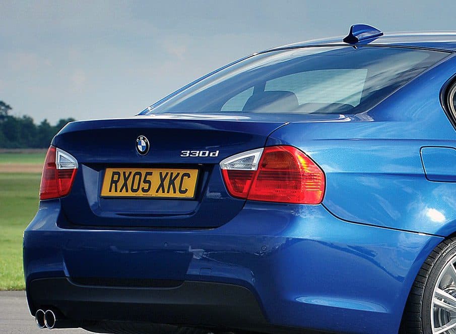 طلق چراغ خطر عقب بی ام و BMW سری 3 کد اتاق ای 90 (E90) مدل 2006 تا 2008 قطعه روی صندوق عقب