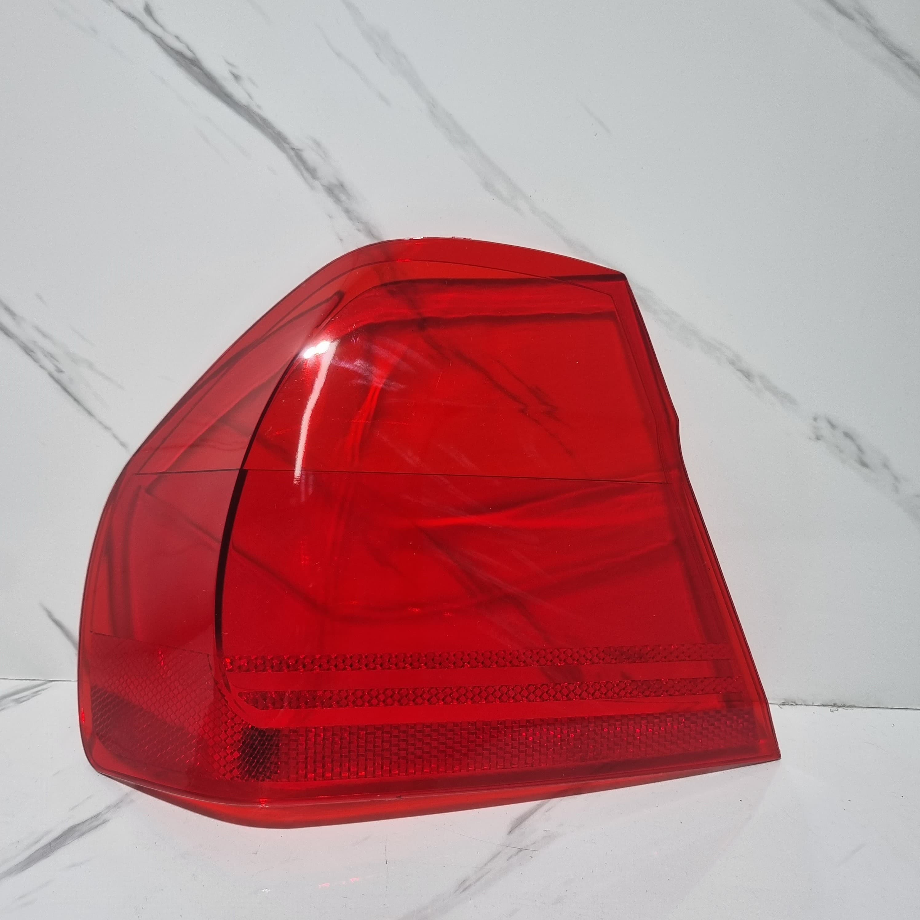 طلق چراغ خطر عقب بی ام و BMW سری 3 کد اتاق ای 90 (E90) مدل 2006 تا 2008 قطعه روی گلگیر عقب