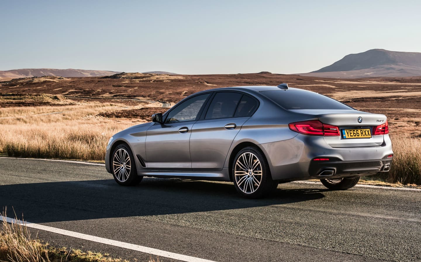 طلق چراغ خطر عقب بی ام و BMW سری 5 کد اتاق جی 30 (G30) مدل 2017 تا 2018 قطعه روی صندوق — تصویر ۶