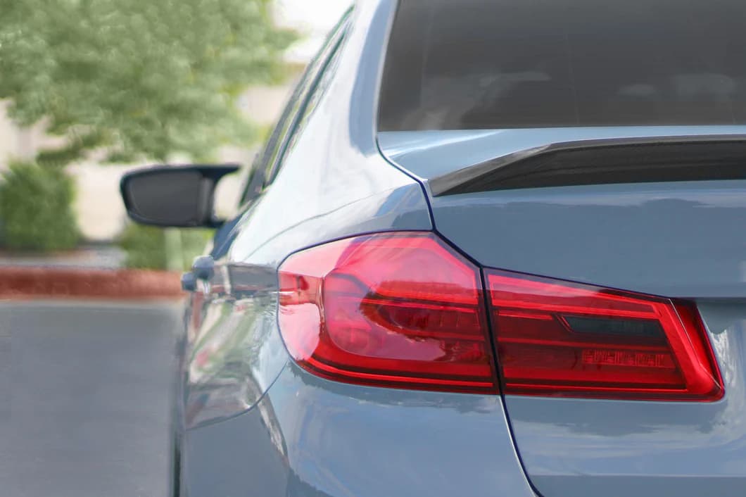 طلق چراغ خطر عقب بی ام و BMW سری 5 کد اتاق جی 30 (G30) مدل 2017 تا 2018 قطعه روی صندوق — تصویر ۵