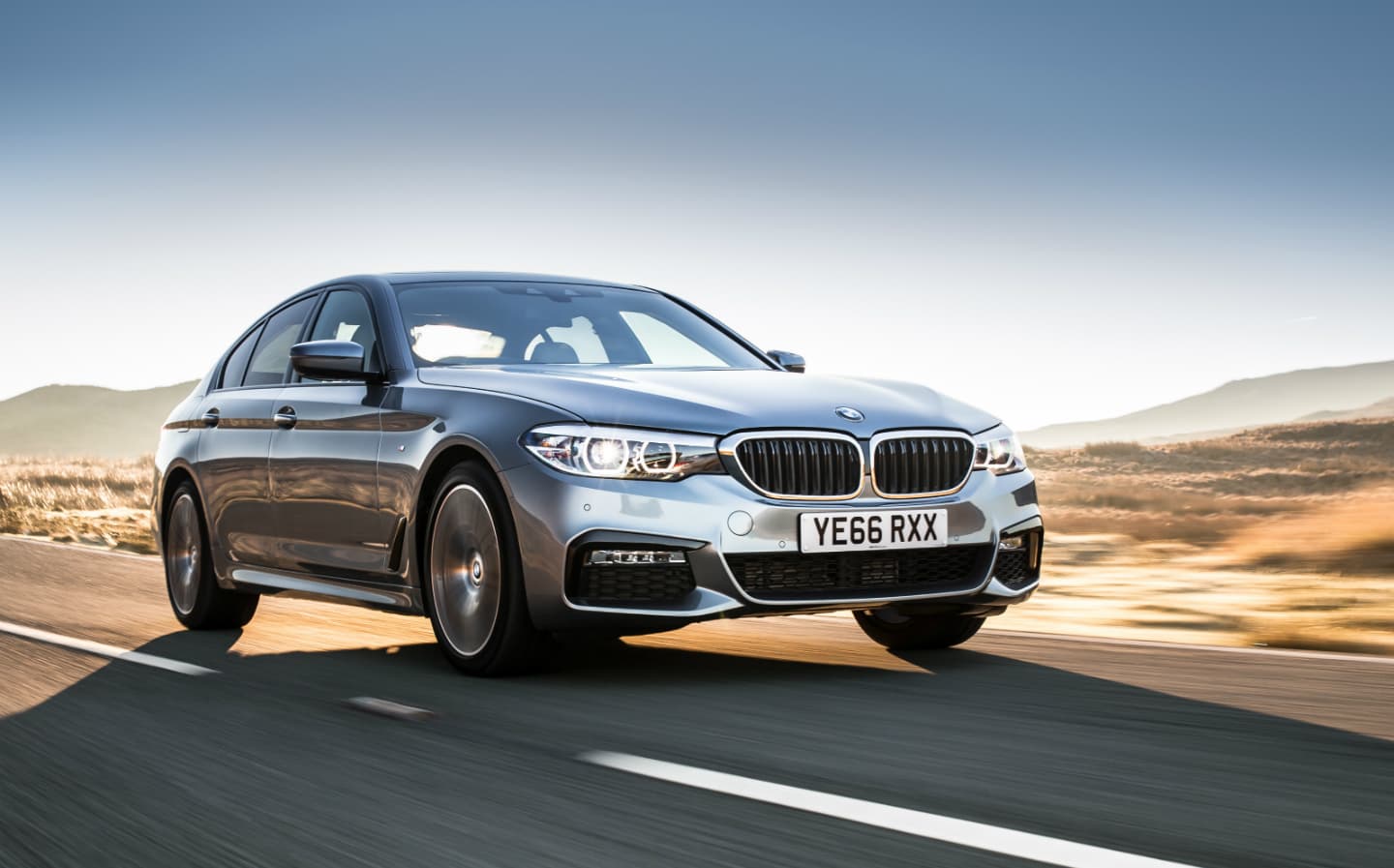 طلق چراغ خطر عقب بی ام و BMW سری 5 کد اتاق جی 30 (G30) مدل 2017 تا 2018 قطعه روی صندوق — تصویر ۴