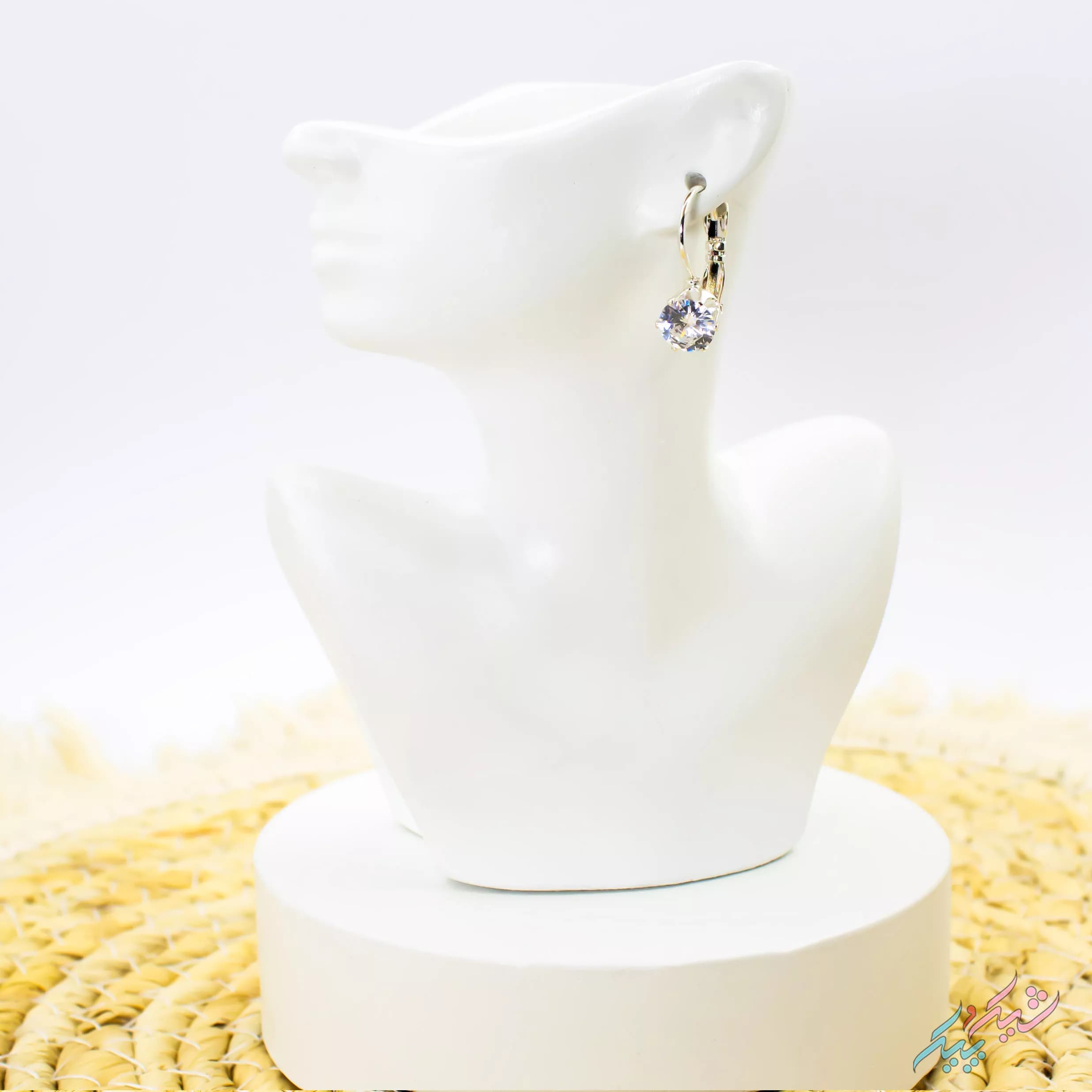 گوشواره آویز مدل تک‌ نگین الماسی سفید با درخشش برلیان؛ برند Accessories