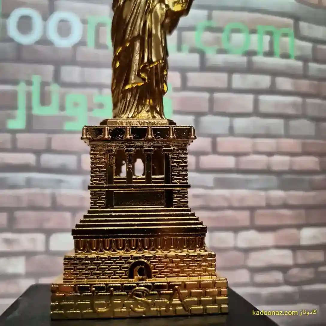 ماکت فلزی مجسمه آزادی آمریکا – رنگ طلائی براق سایز ۲۴سانت — تصویر ۵