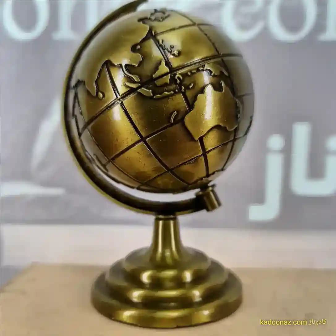 دکوری – کره جغرافیای زمین تمام فلزی چرخان طلائی قطر ۸ سانت