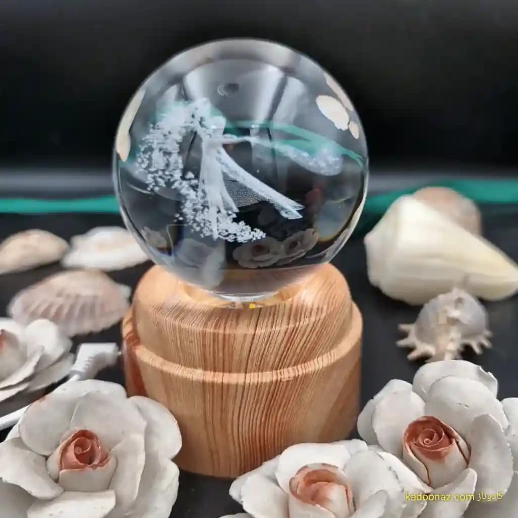 چراغ شب خواب و گوی کریستال سه بعدی بزرگ چرخان با قطر ۸ سانت با طرح فرشته — تصویر ۶