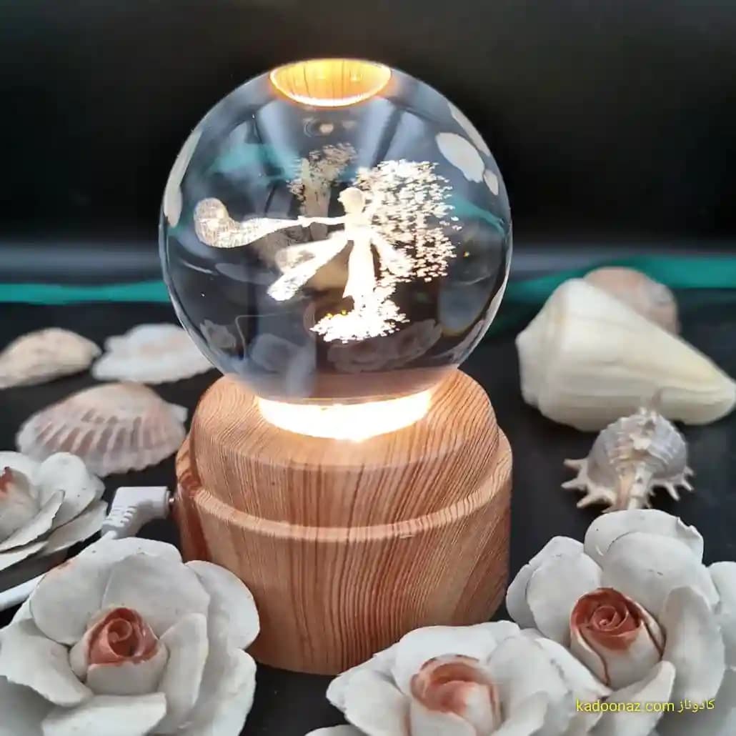 چراغ شب خواب و گوی کریستال سه بعدی بزرگ چرخان با قطر ۸ سانت با طرح فرشته — تصویر ۴
