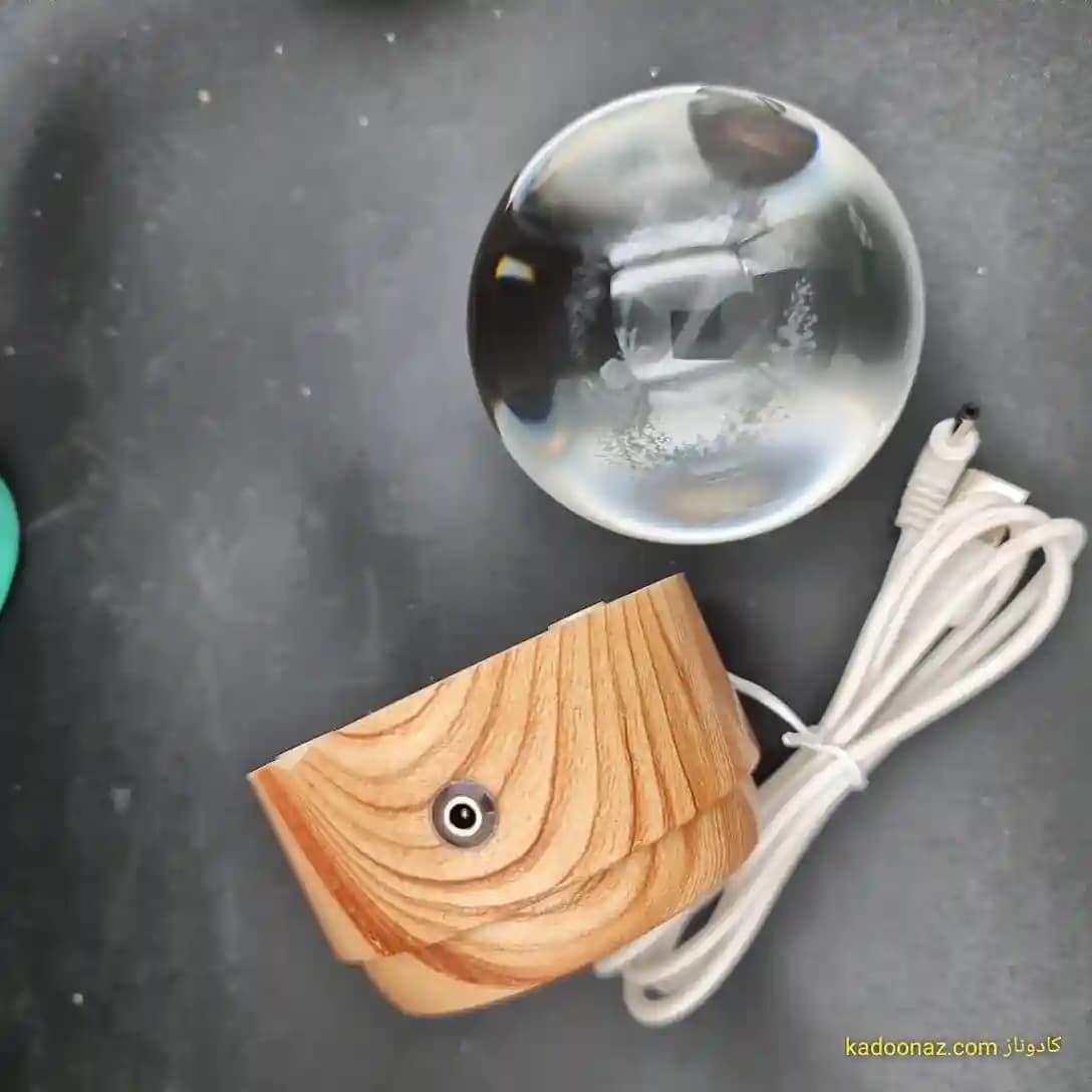 چراغ شب خواب و گوی کریستال سه بعدی بزرگ چرخان با قطر ۸ سانت با طرح فرشته — تصویر ۸