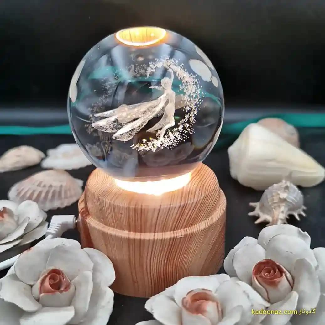 چراغ شب خواب و گوی کریستال سه بعدی بزرگ چرخان با قطر ۸ سانت با طرح فرشته — تصویر ۵