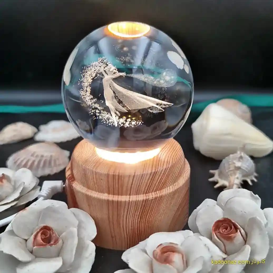 چراغ شب خواب و گوی کریستال سه بعدی بزرگ چرخان با قطر ۸ سانت با طرح فرشته — تصویر ۲