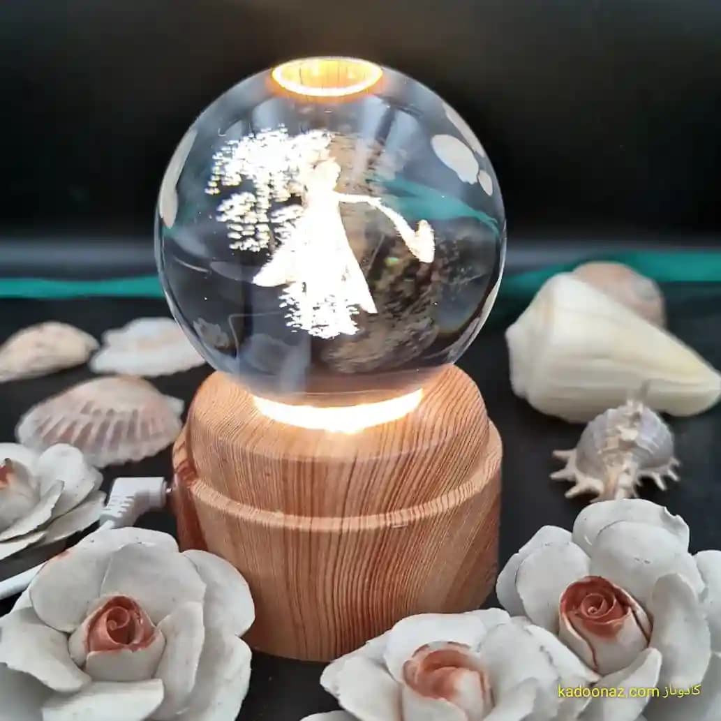 چراغ شب خواب و گوی کریستال سه بعدی بزرگ چرخان با قطر ۸ سانت با طرح فرشته — تصویر ۳