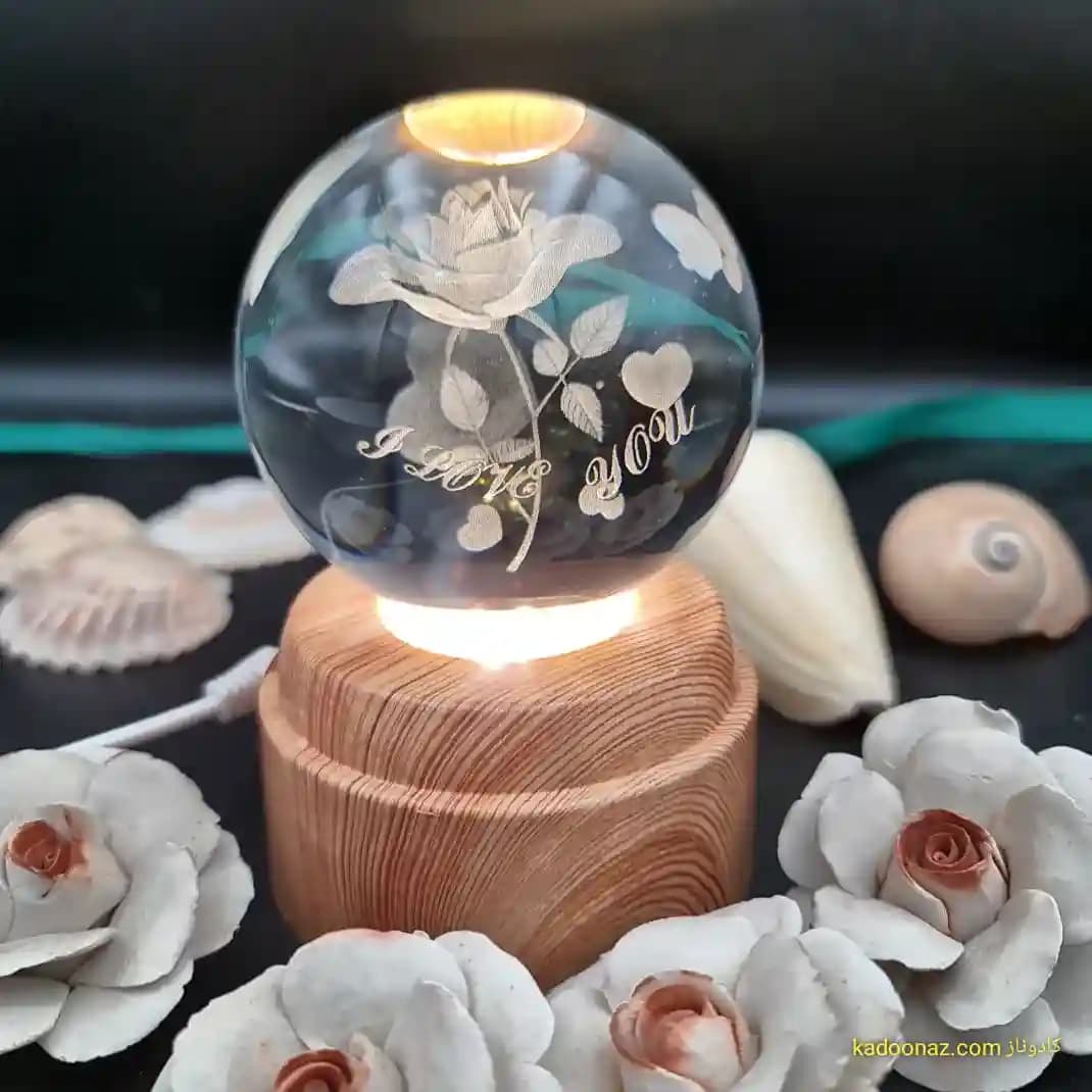 چراغ شب خواب و گوی کریستال سه بعدی بزرگ چرخان با قطر ۸ سانت با طرح دوستت دارم — تصویر ۲