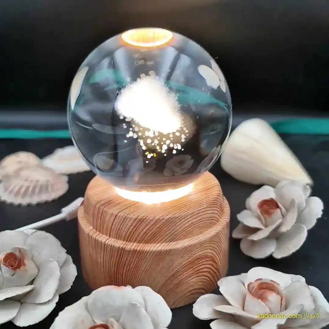 چراغ شب خواب و گوی کریستال سه بعدی بزرگ چرخان با قطر ۸ سانت با طرح ابر و باران — تصویر ۹