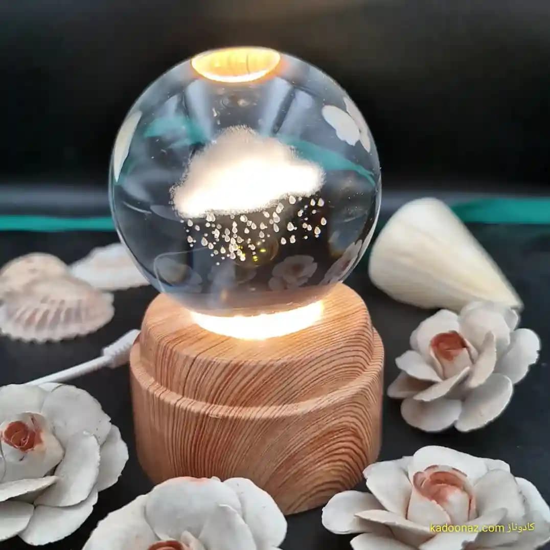 چراغ شب خواب و گوی کریستال سه بعدی بزرگ چرخان با قطر ۸ سانت با طرح ابر و باران