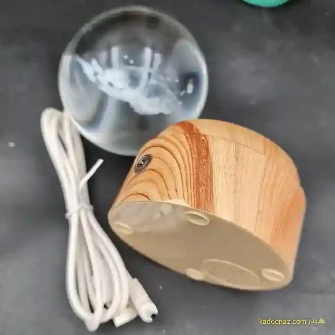 چراغ شب خواب و گوی کریستال سه بعدی بزرگ چرخان با قطر ۸ سانت با طرح بوسه عشق ابدی — تصویر ۹