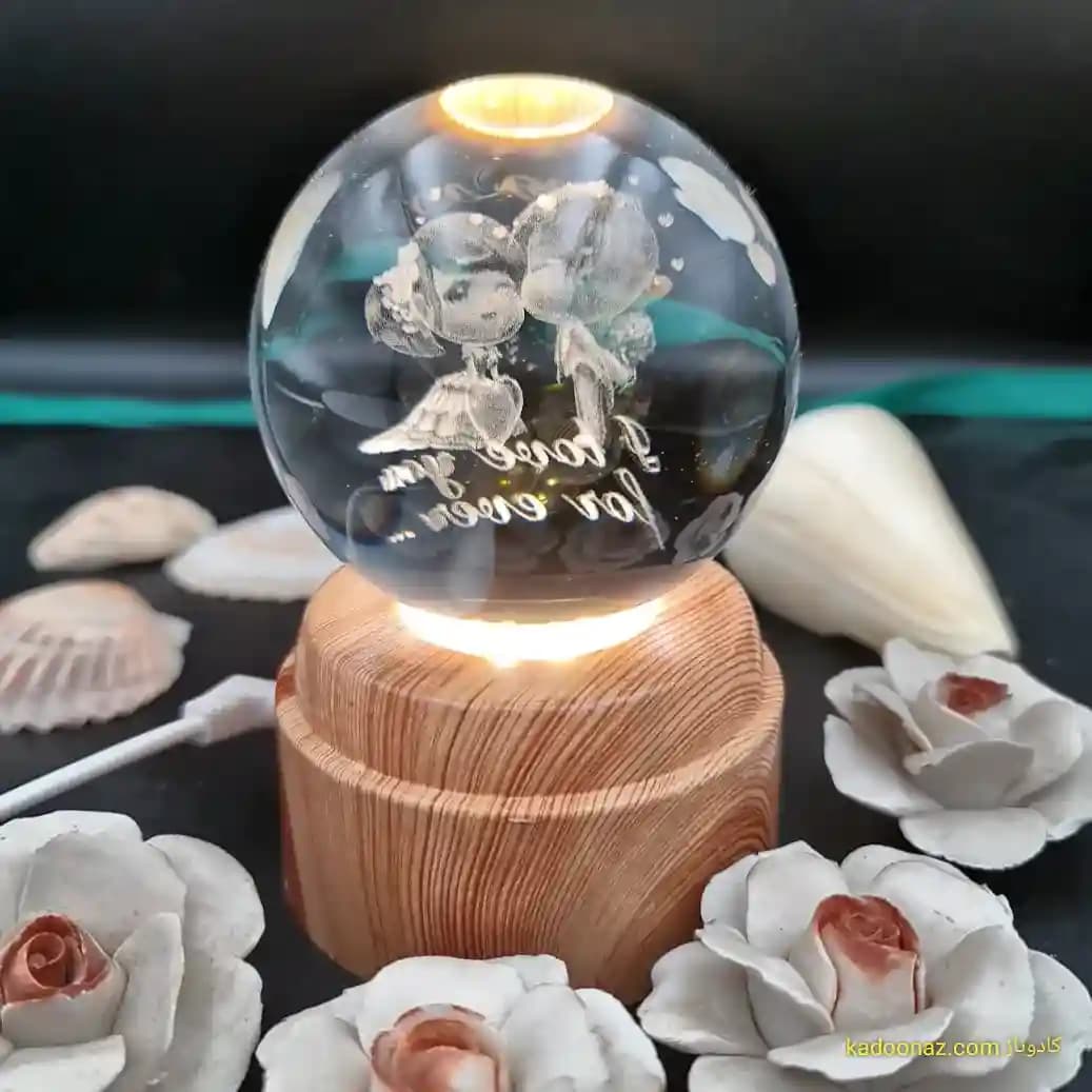 چراغ شب خواب و گوی کریستال سه بعدی بزرگ چرخان با قطر ۸ سانت با طرح بوسه عشق ابدی — تصویر ۴