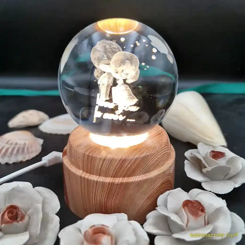 چراغ شب خواب و گوی کریستال سه بعدی بزرگ چرخان با قطر ۸ سانت با طرح بوسه عشق ابدی — تصویر ۵
