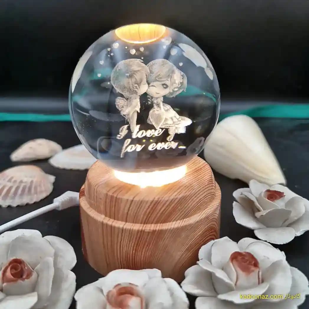 چراغ شب خواب و گوی کریستال سه بعدی بزرگ چرخان با قطر ۸ سانت با طرح بوسه عشق ابدی