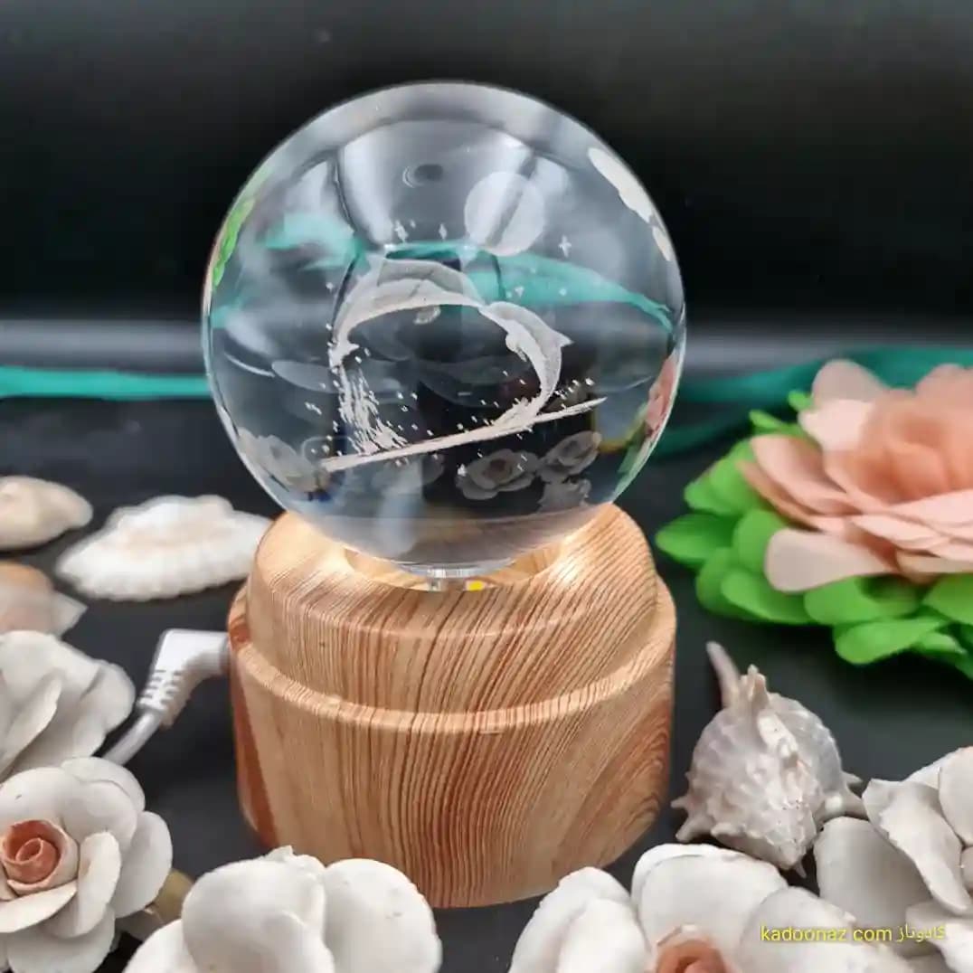 چراغ شب خواب و گوی کریستال سه بعدی بزرگ چرخان با قطر ۸ سانت با طرح دولفین و ماه — تصویر ۶
