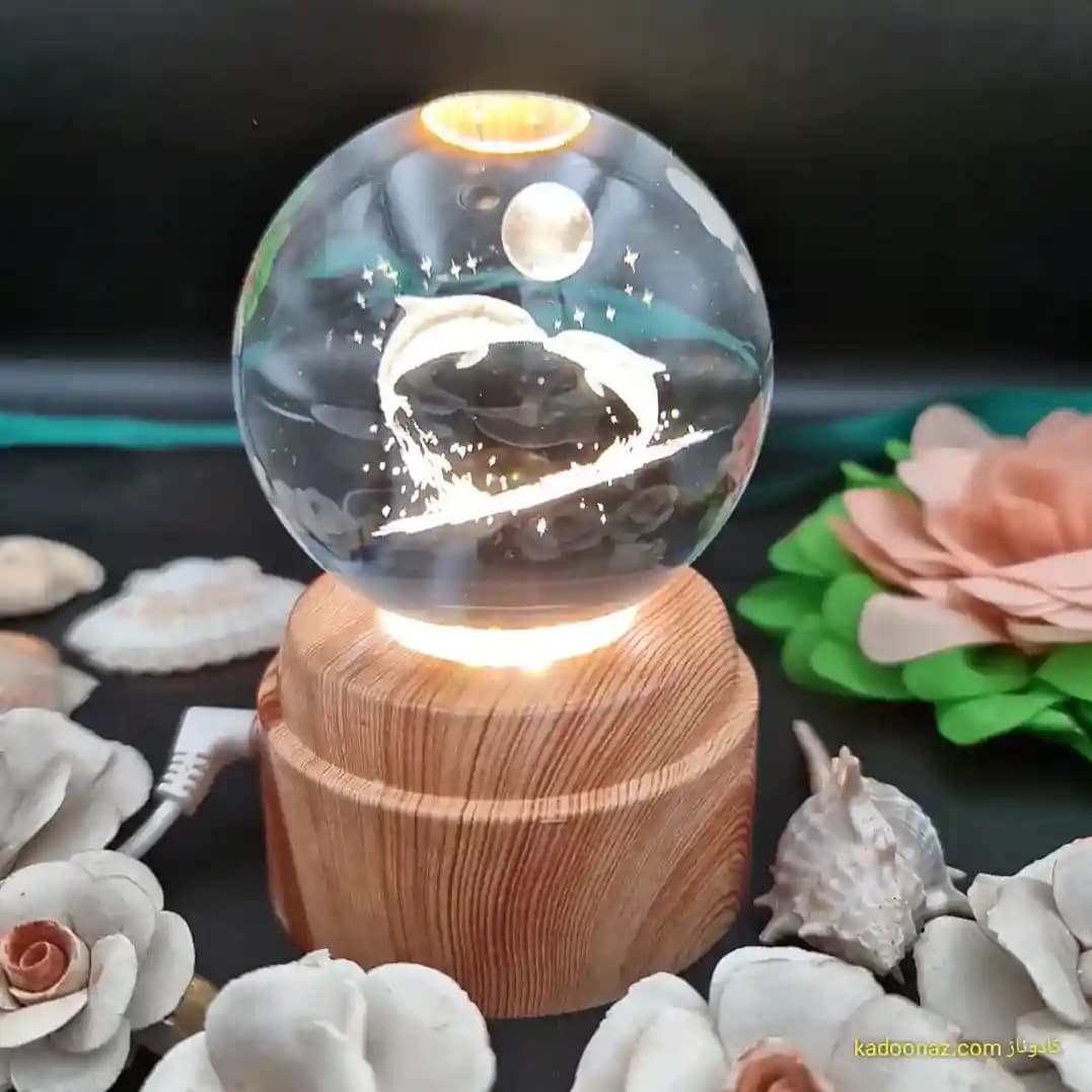 چراغ شب خواب و گوی کریستال سه بعدی بزرگ چرخان با قطر ۸ سانت با طرح دولفین و ماه — تصویر ۷