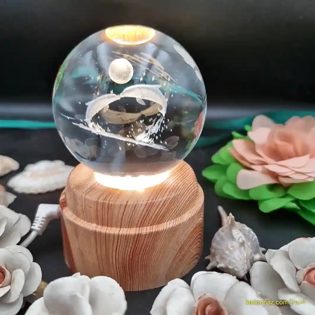 چراغ شب خواب و گوی کریستال سه بعدی بزرگ چرخان با قطر ۸ سانت با طرح دولفین و ماه — تصویر ۹