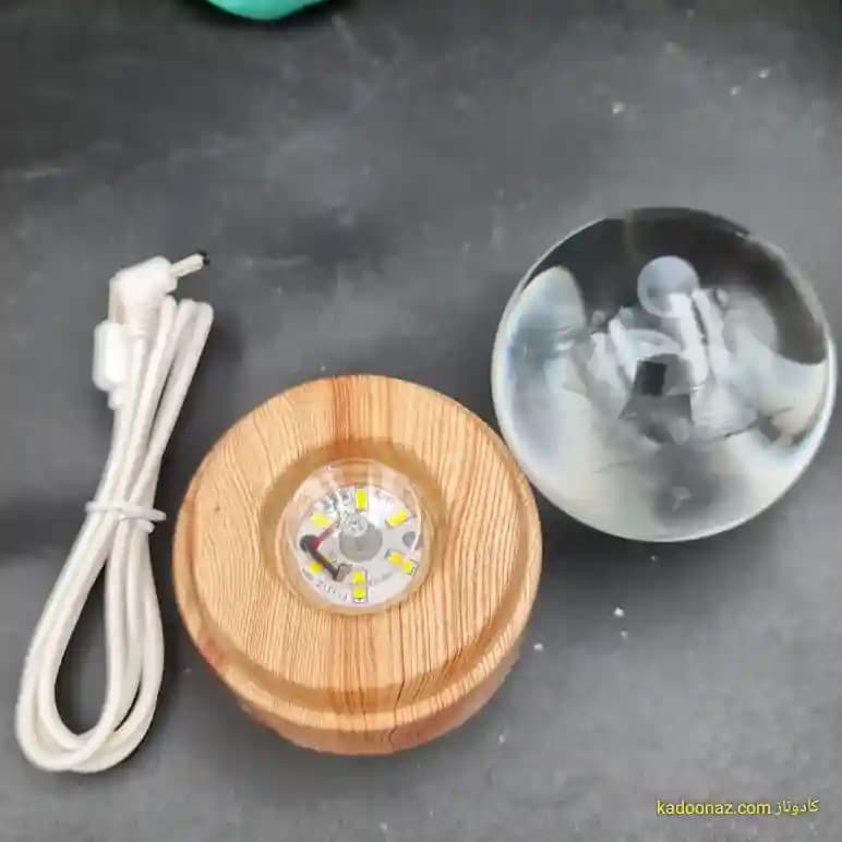 چراغ شب خواب و گوی کریستال سه بعدی بزرگ چرخان با قطر ۸ سانت با طرح دولفین و ماه — تصویر ۳