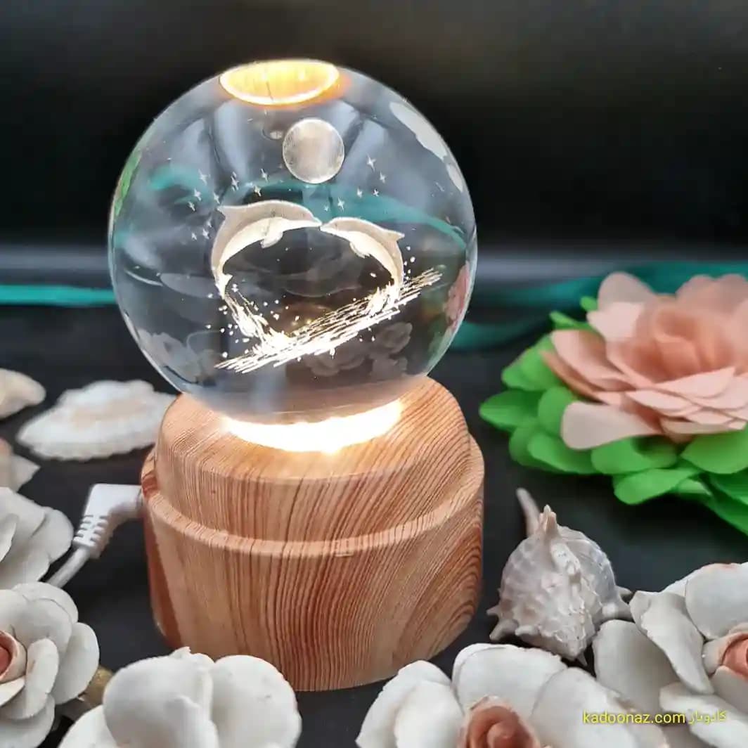 چراغ شب خواب و گوی کریستال سه بعدی بزرگ چرخان با قطر ۸ سانت با طرح دولفین و ماه — تصویر ۲