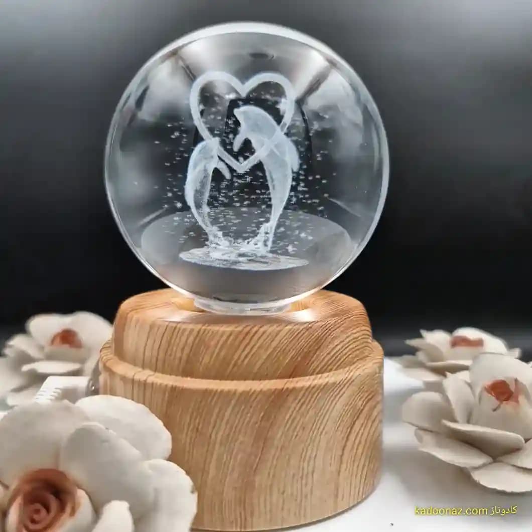 چراغ شب خواب و گوی کریستال سه بعدی بزرگ چرخان با قطر ۸ سانت با طرح دولفین ها