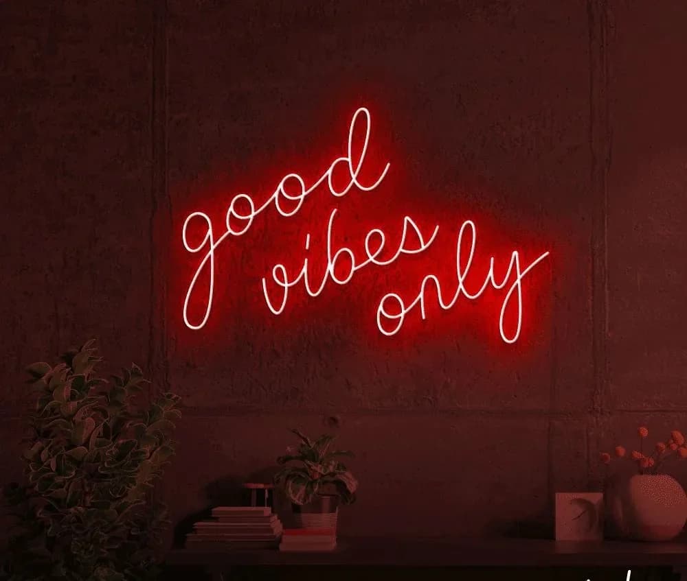 تابلو نئون طرح نوشته ” good vibes only ” کد 047 — تصویر ۲