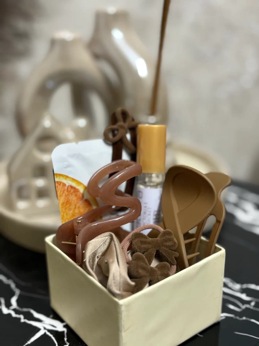 پک قهوه‌ای ۷ تکه شیک دخترانه شامل اکسسوری و عطر مینی